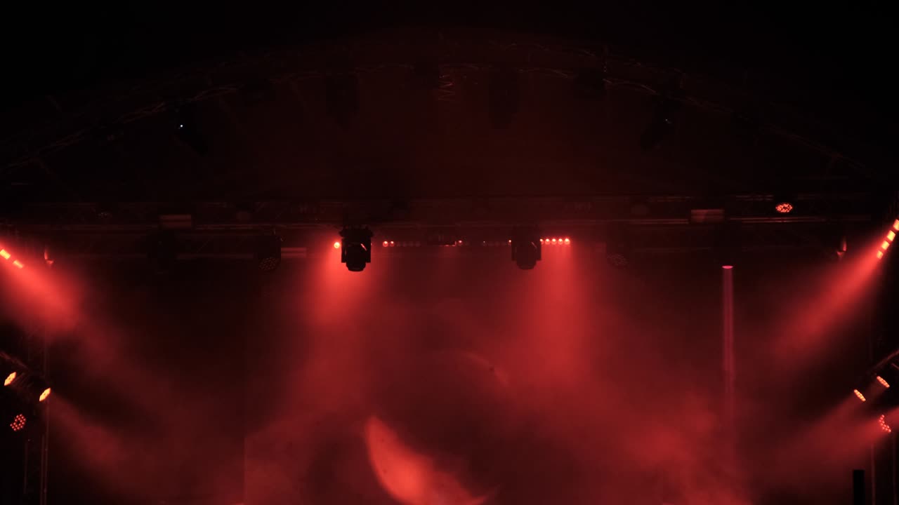 iluminación multicolor del escenario, espectáculo de luces en el concierto, efectos de iluminación