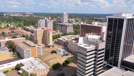 Buena-Toma-Aérea-De-Establecimiento-De-Edificios-En-El-Distrito-De-Negocios-Del-Centro-De-Jackson-Mississippi-Con-State-Capitol-Distante-1