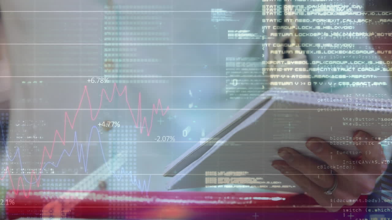 procesamiento de datos contra la sección media de la mujer tomando notas mientras compra comestibles