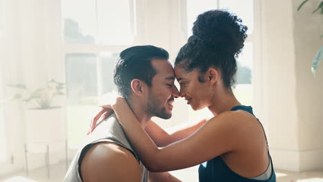 casa, frente y pareja con amor