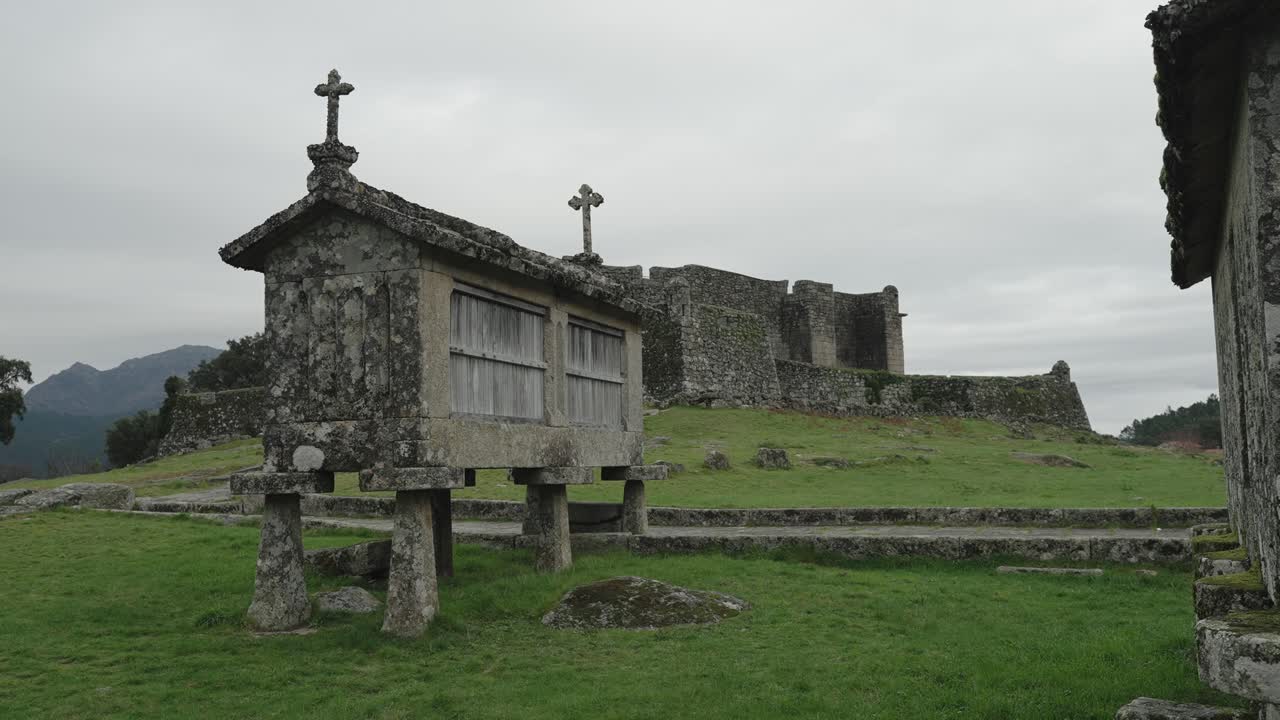 los antiguos graneros de lindoso espigueiros con vista al castillo