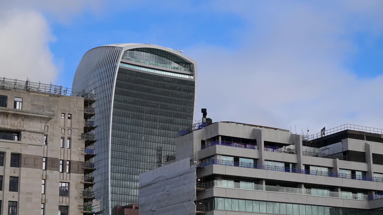 Guardando l'architettura curva unica dell'edificio Walkie Talkie e la piattaforma di osservazione Sky Garden dall'estremità meridionale del London Bridge