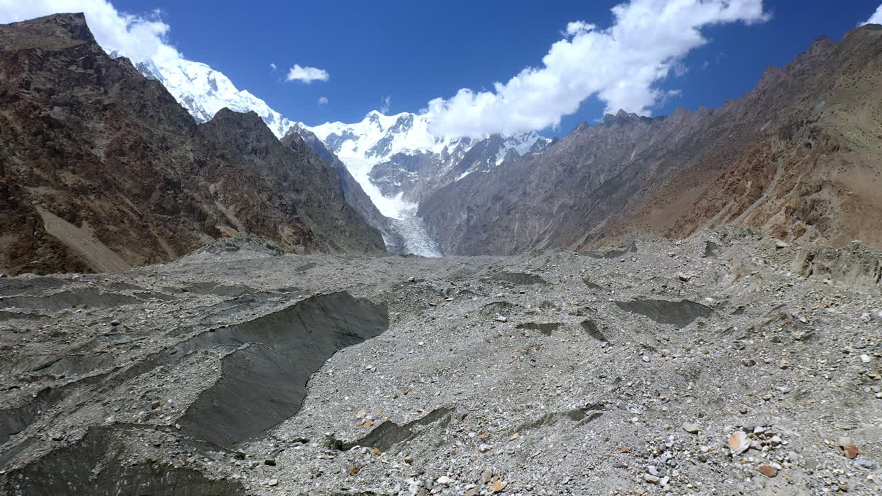 amplia toma aérea de passu cones pakistan, cinemática amplia y reveladora toma de drones