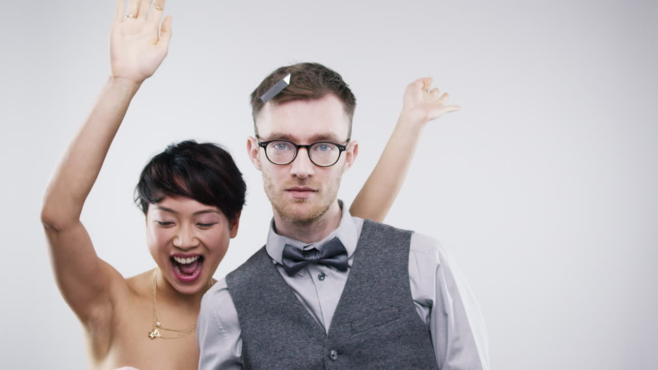 행복한 커플이 축하하고 있습니다.