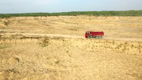 vista aérea de un camión de descarga en una cantera de arena