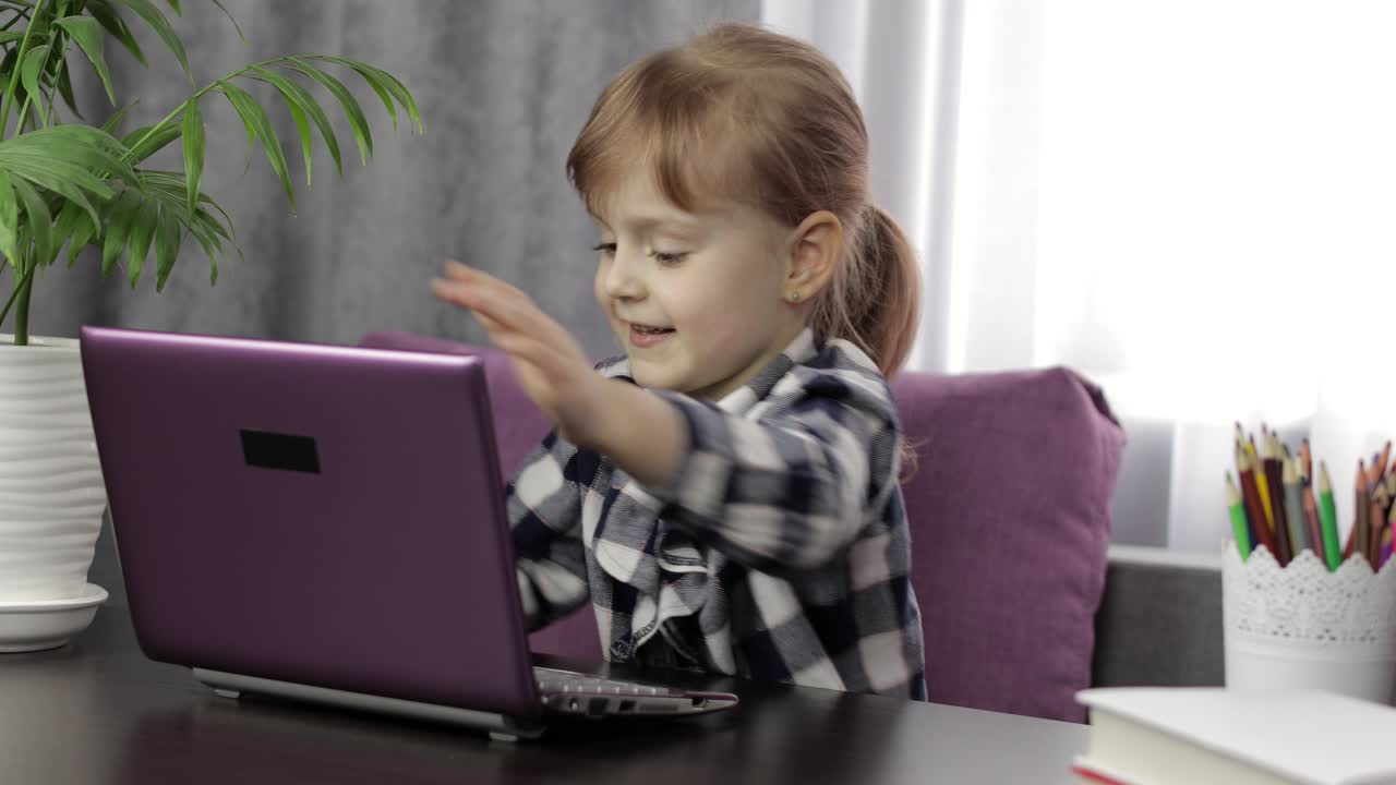 niña estudiando lecciones en línea usando computadora portátil digital. educación a distancia