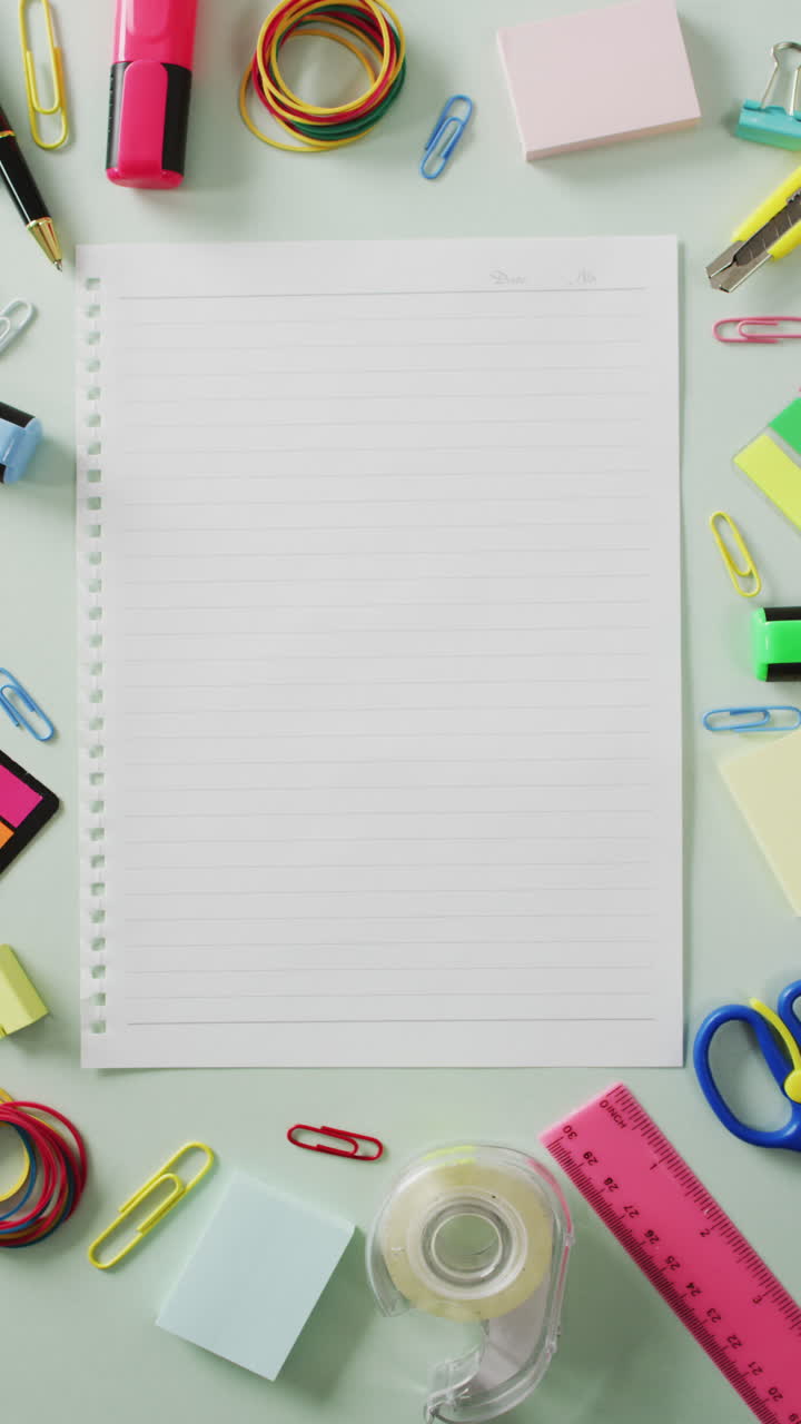 video vertical de la hoja con espacio de copia y marco con diversos equipos de oficina