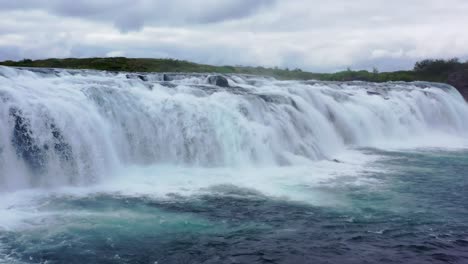 Großer-Wasserfall-Mit-Einer-Frau-Davor