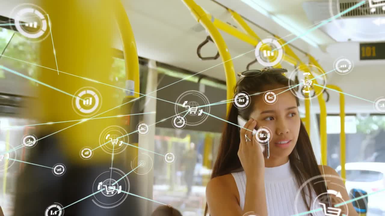 анимация сети соединений с иконами над женщиной, использующей смартфон