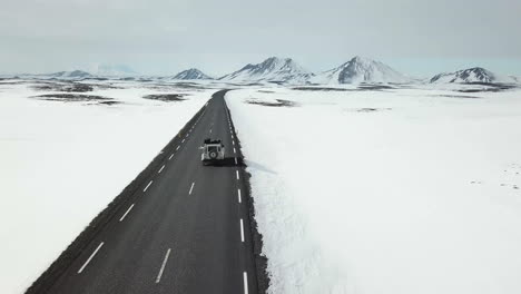 Glückliche-Reisende,-Die-Spaß-Beim-Autofahren-Durch-Die-Schöne-Und-Kalte-Landschaft-In-Island-Haben