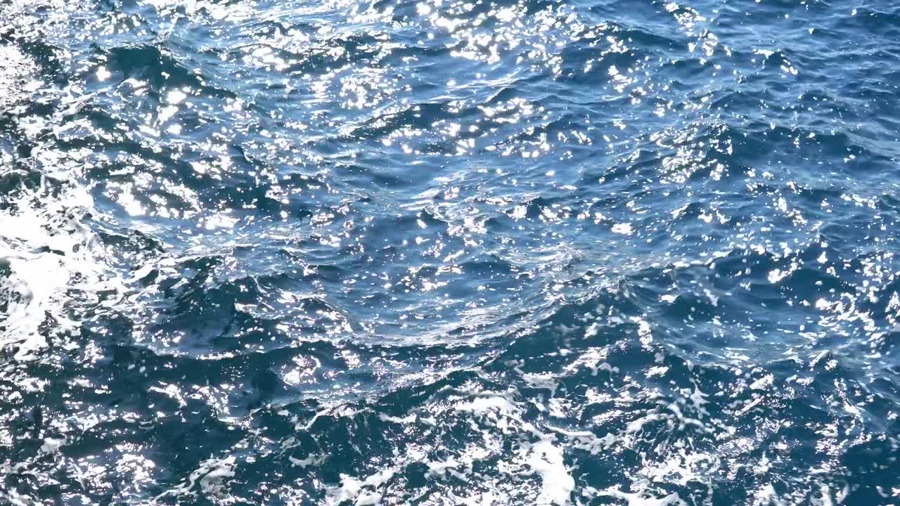 바다의 푸른 표면에 파동이