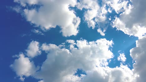 Cielo azul nubes blancas