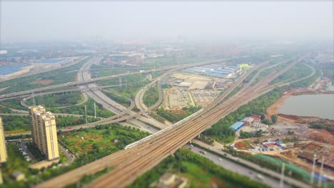 hora del día ciudad de wuhan tráfico de automóviles y trenes cruce panorama aéreo 4k cambio de inclinación china