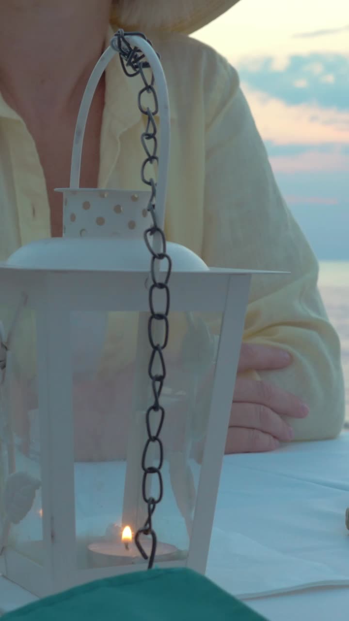 Donna con calice di vino e lanterna