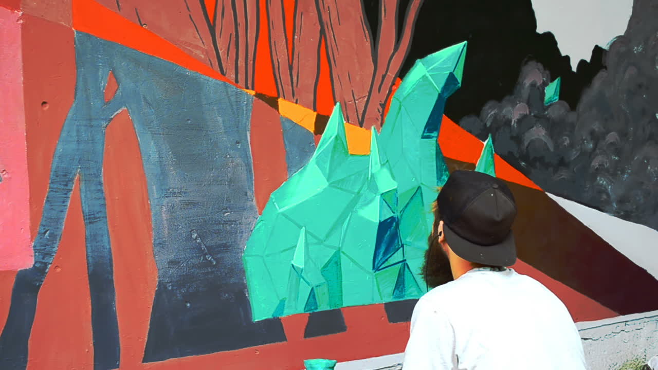 El artista dibuja grafitis en una valla. Dibujo abstracto.