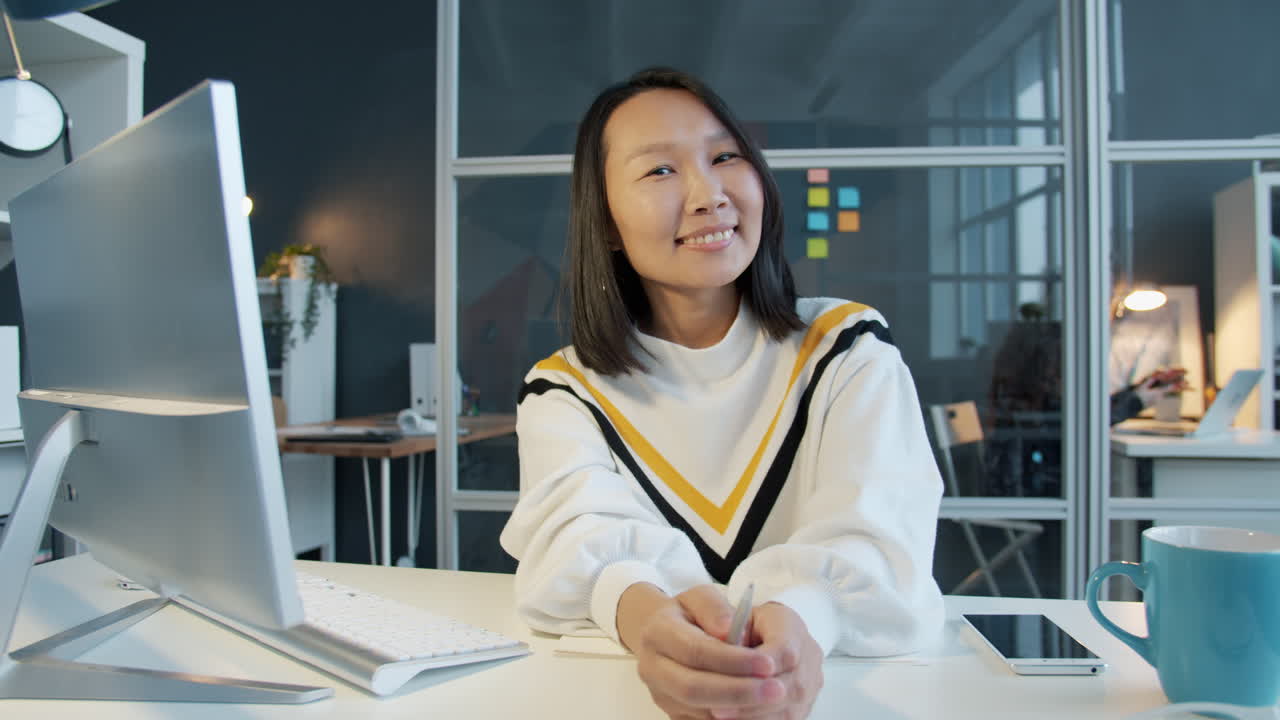 현대 사무실 에서 컴퓨터 를 사용 하는 여자