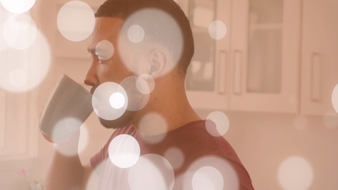 아프리카계 미국인 남자가 커피를 마시는 스의 애니메이션