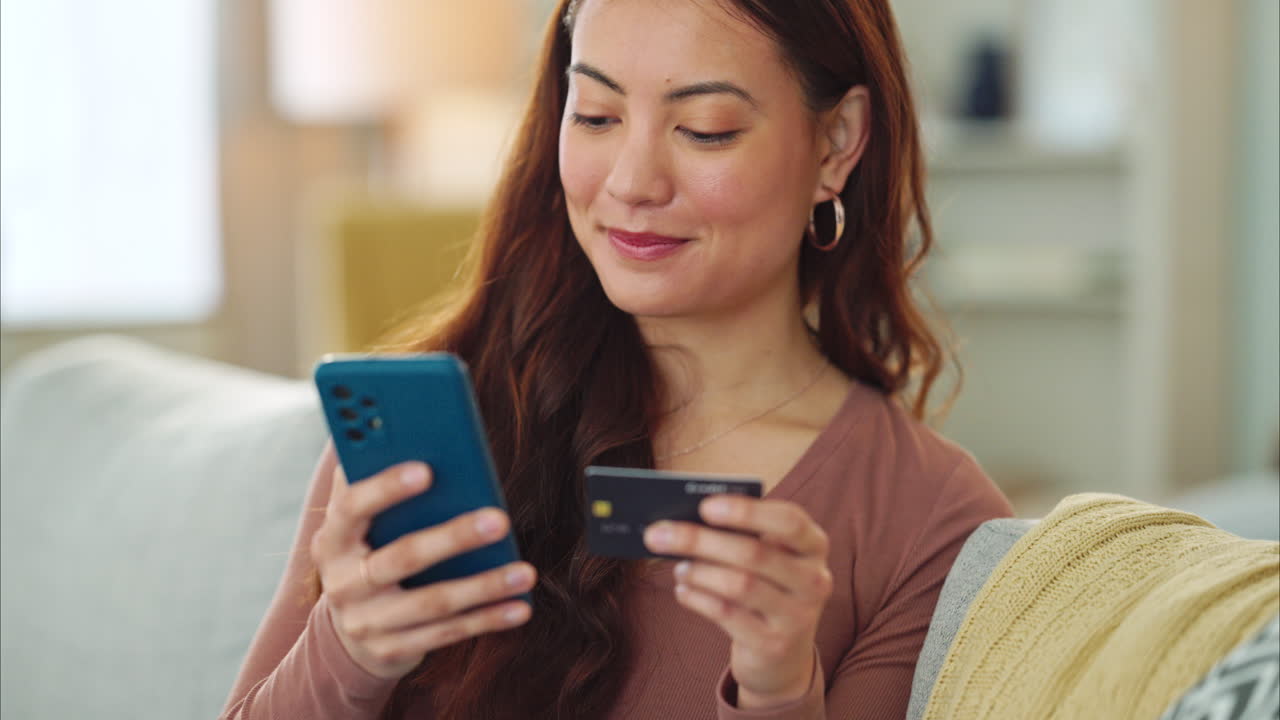 mujer, teléfono o tarjeta de crédito para el comercio electrónico