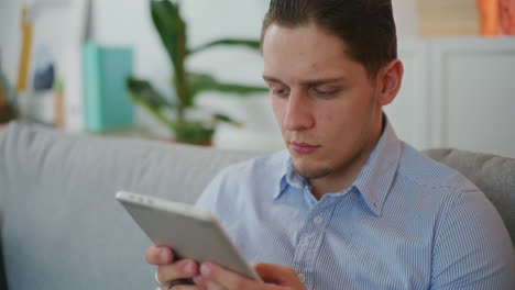 hombre concentrado navegando por internet