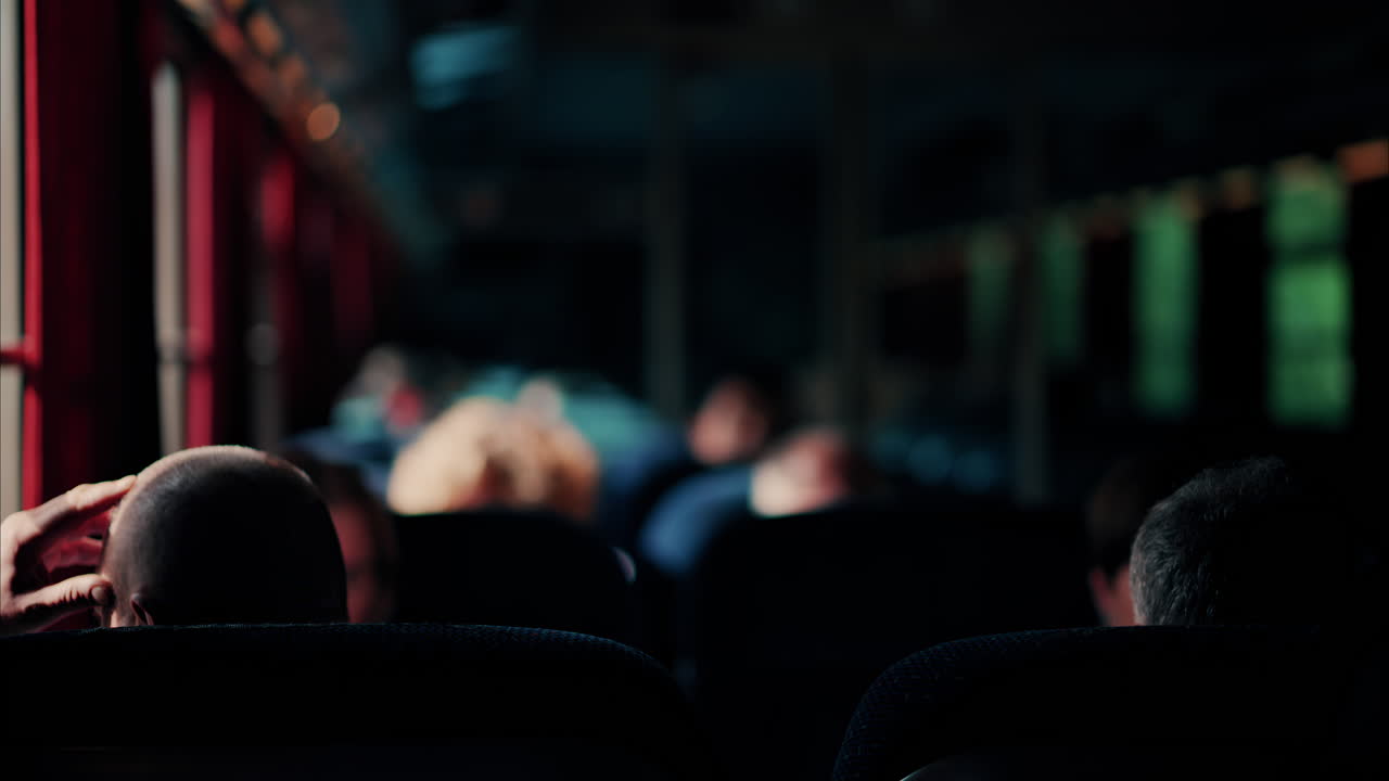 Persone sedute su un treno in movimento con la luce del sole che filtra dalle finestre