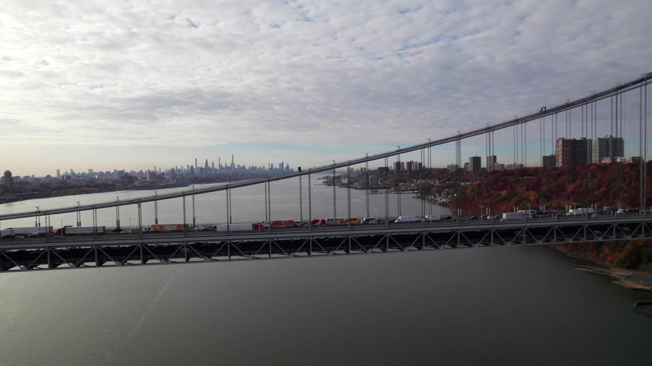 Traffico sul George Washington Bridge di New York con lo skyline in lontananza, 4K.