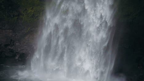 cataratas de devkun en pune vista de cerca en cámara lenta