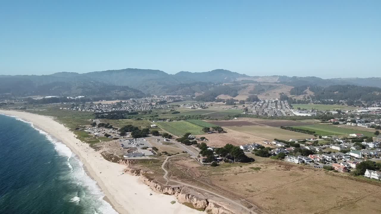 샌프란시스코 베이 지역, 캘리포니아 미국 근처 하프 문 베이의 공중 해안 절벽