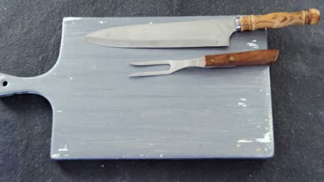 Primer-Plano-Cuchillo,-Tenedor-Y-Tabla-De-Madera