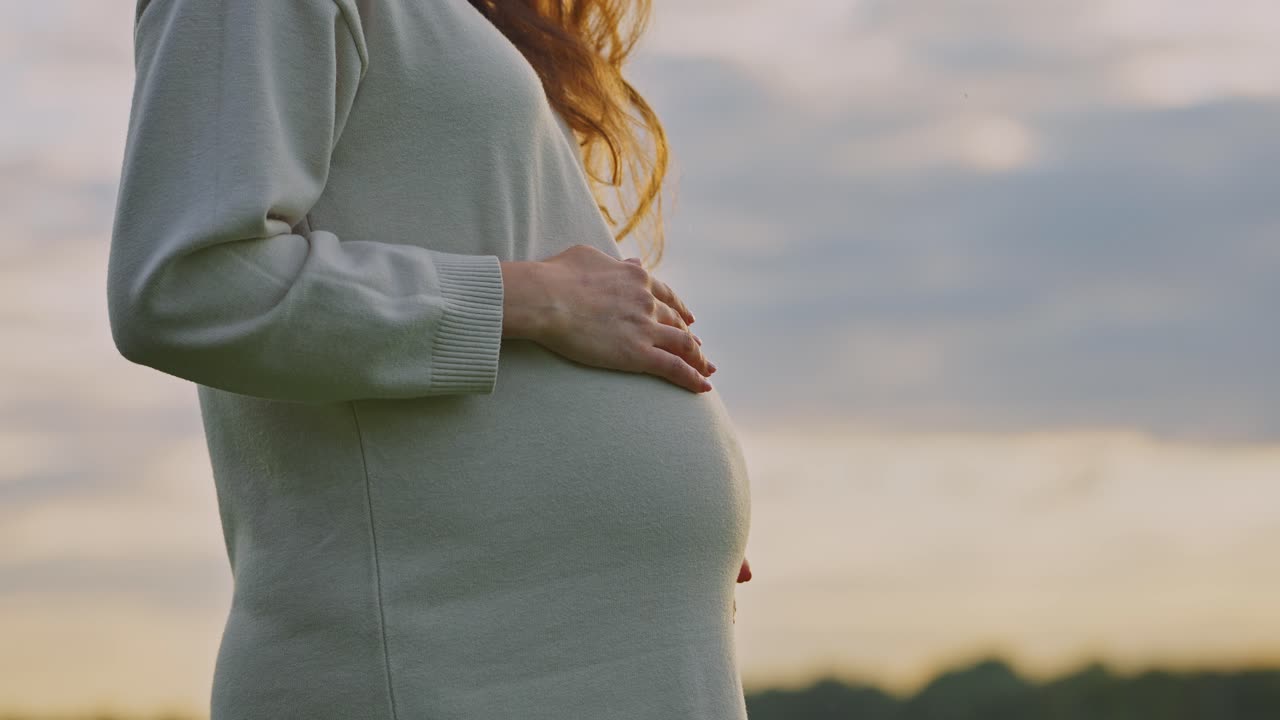 야외에서 임신한 여성