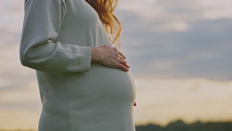 mujer embarazada al aire libre