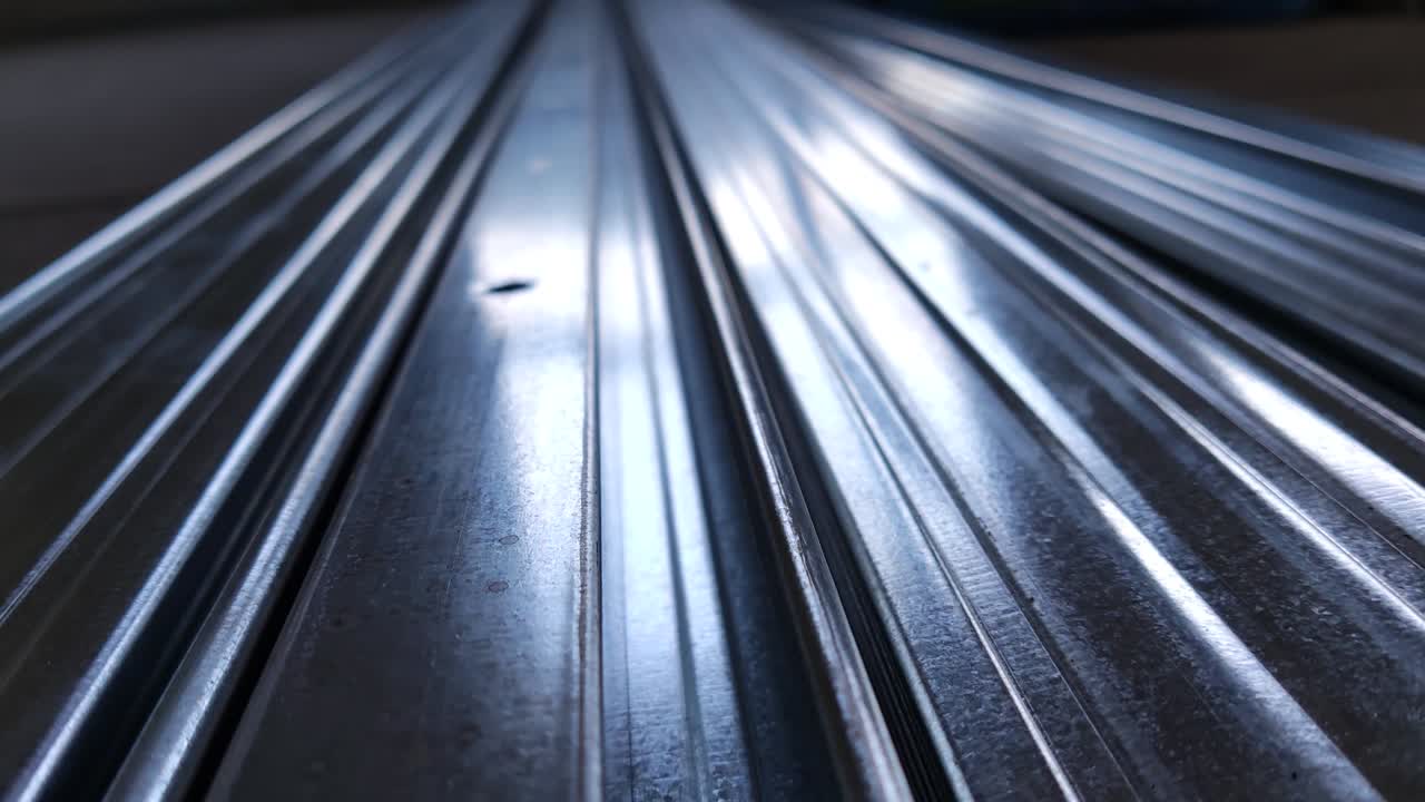 금속 프로파일: 창고에 있는 스테인리스 스 파이프의 어리, 굴착 된 금속 제품, 경제 금속 목록 가격 지수, 금융 위기, 벽 건물 부품