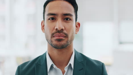 Portrait-of-businessman-with-smile