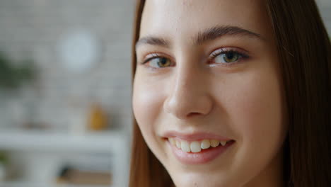 una mujer joven sonriente.