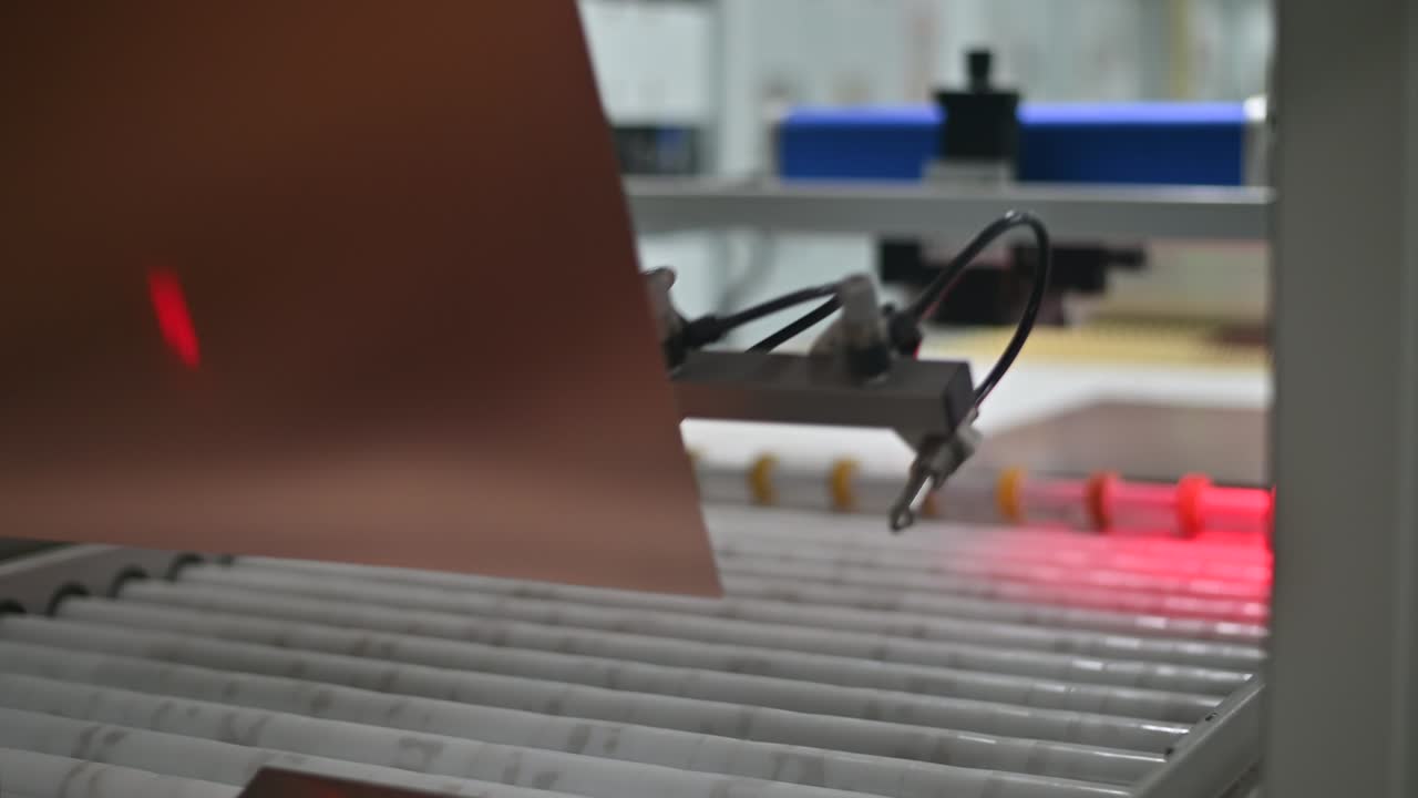 Cobre de placa PCB em produção em esteira transportadora automática de linha de fábrica. Planta de maquinário de alta tecnologia usando materiais ecológicos.