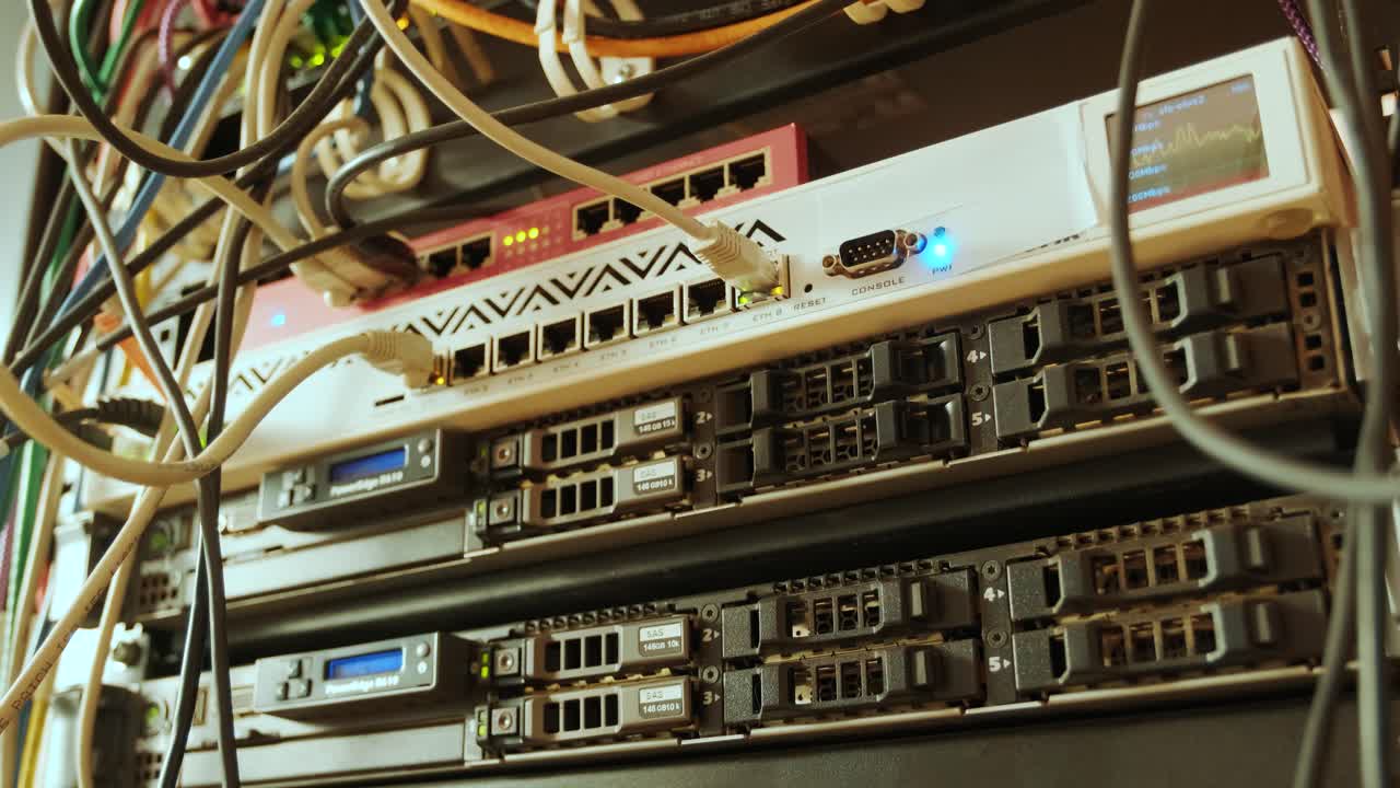 máquina cnc para cortar telas, materiales textiles y cuero, marcado y medición por láser. producción moderna de calzado.