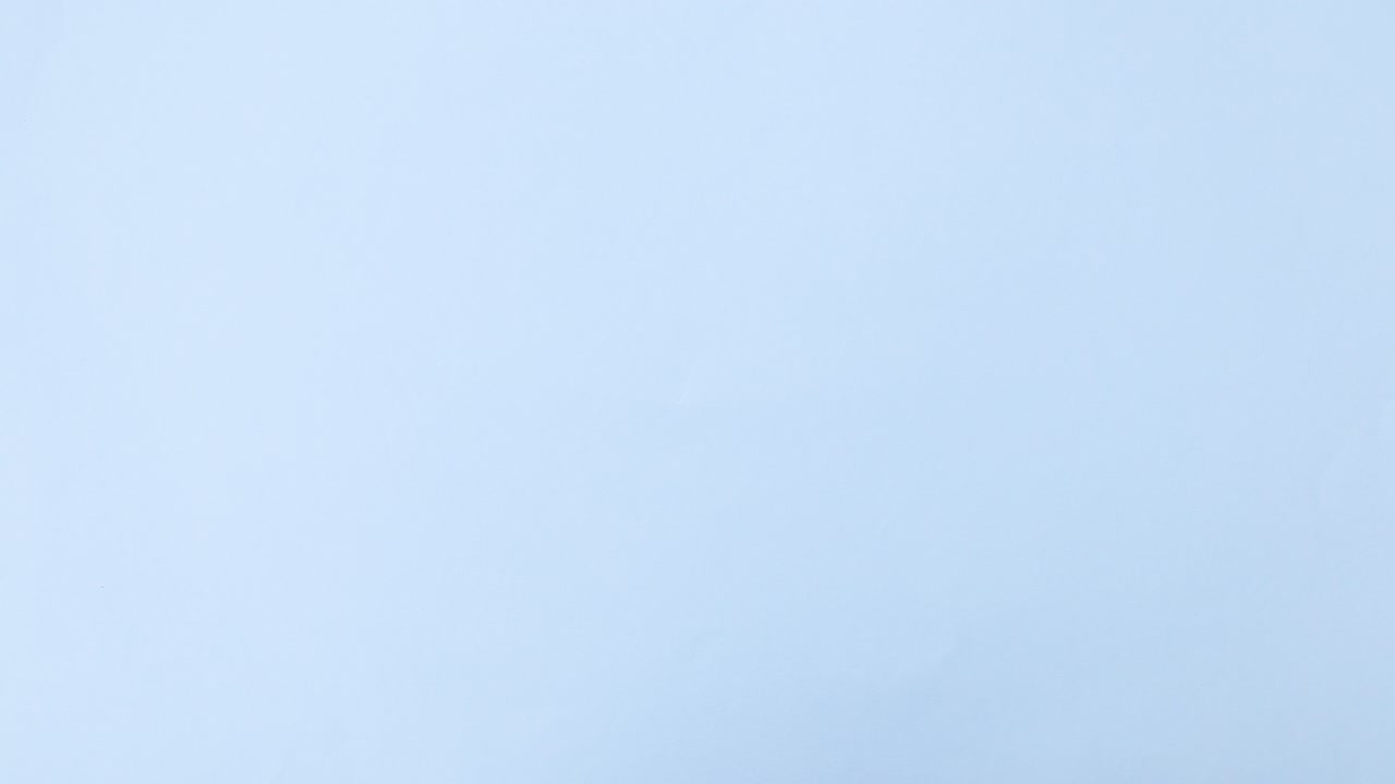 caja con huevos pasando en tema azul pastel. detener el movimiento