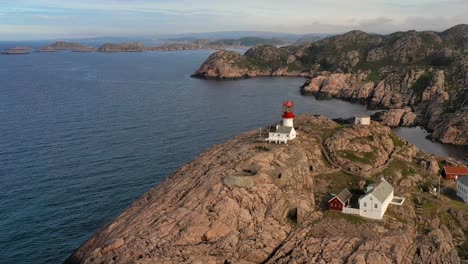 Leuchtturm-An-Der-Küste.-Der-Leuchtturm-Lindesnes-Ist-Ein-Küstenleuchtturm-An-Der-Südlichsten-Spitze-Norwegens.