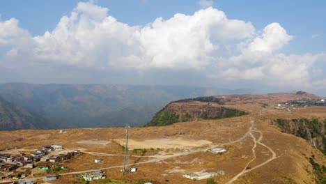 Kleines,-Abgelegenes-Dorf-Auf-Einem-Flachen-Bett-Auf-Der-Bergspitze-Mit-Hellem-Himmel-Am-Morgen-Aus-Einem-Video-Aus-Dem-Oberen-Winkel,-Das-In-Nongnah-Meghalaya,-Indien,-Aufgenommen-Wurde