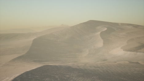 vista aérea de grandes dunas de arena en el desierto del sáhara al amanecer