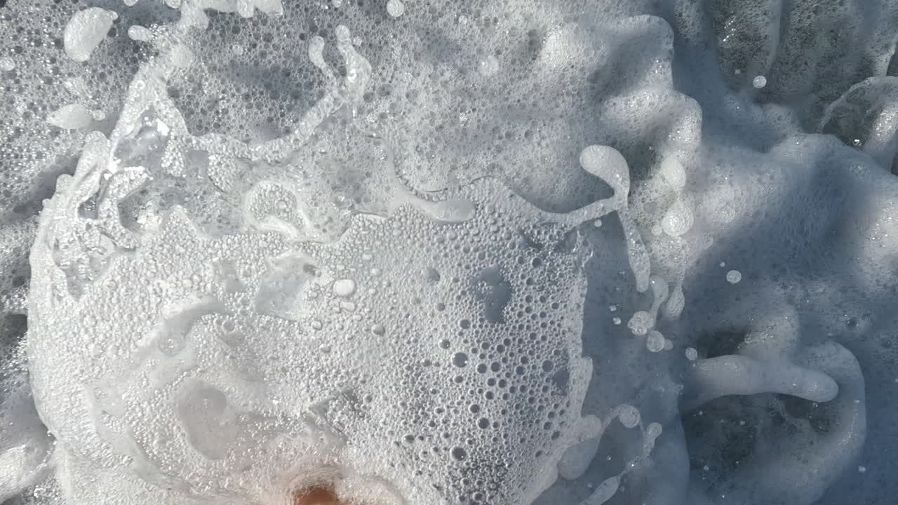 물 가장자리 를 따라 고 있는 여자 의 발