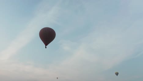 Globo-Aerostático-Flotando-Tranquilo-En-El-Cielo-Con-Nubes-Suaves-Al-Amanecer,-Myanmar