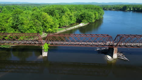 Gente-Cruzando-El-Río-Connecticut-A-Través-Del-Puente-Ferroviario-Norwottuck-En-Northampton,-Massachusetts