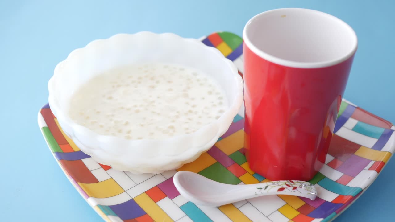 pudín de sago con taza roja