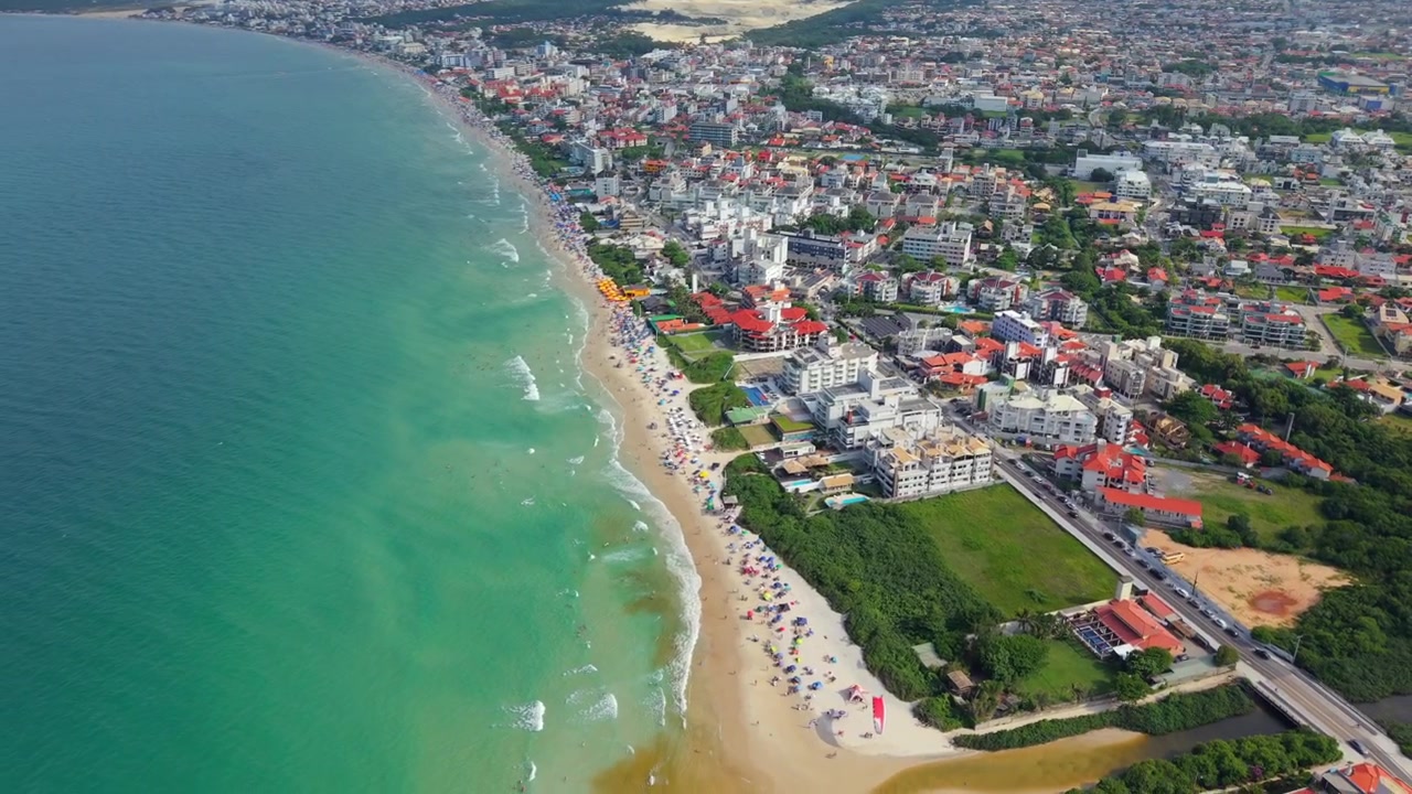 Santa Catarina'yı ünlü bir seyahat destinasyonu yapan inanılmaz berrak turkuaz suyu ve uzun kumlu sahil şeridini vurgulayan nefes kesici hava çekimi.