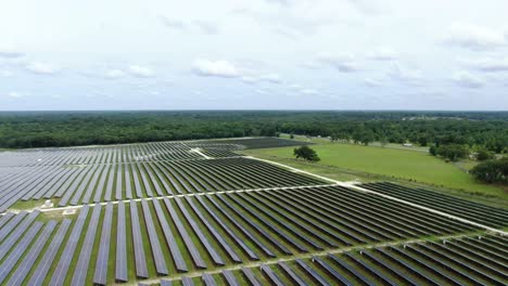 imágenes de drones de la granja solar, panorámica y retroceso sobre la granja solar