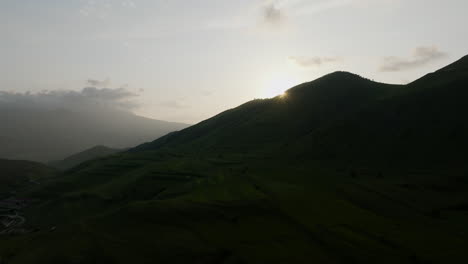 Hermosa-Vista-De-La-Puesta-De-Sol-Sobre-Las-Montañas-Cerca-De-Chobareti,-Georgia-Del-Sur