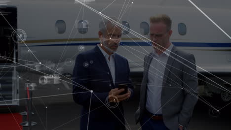 animación del procesamiento de datos sobre empresarios caucásicos que usan teléfonos inteligentes