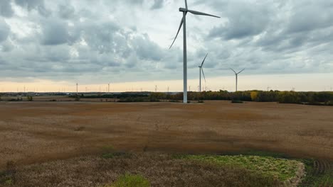 Una-Vista-De-Las-Inminentes-Turbinas-Eólicas-Recolectando-Energía-En-Otoño.