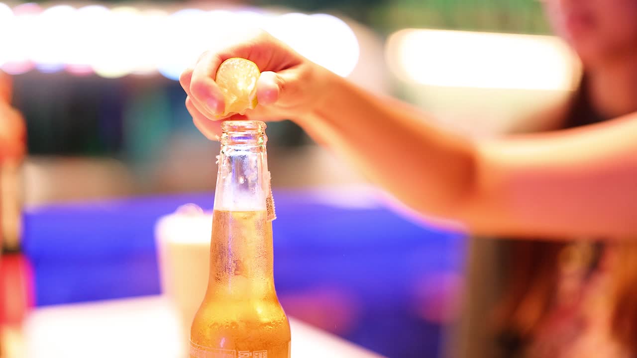 limón exprimido en cerveza en un bar