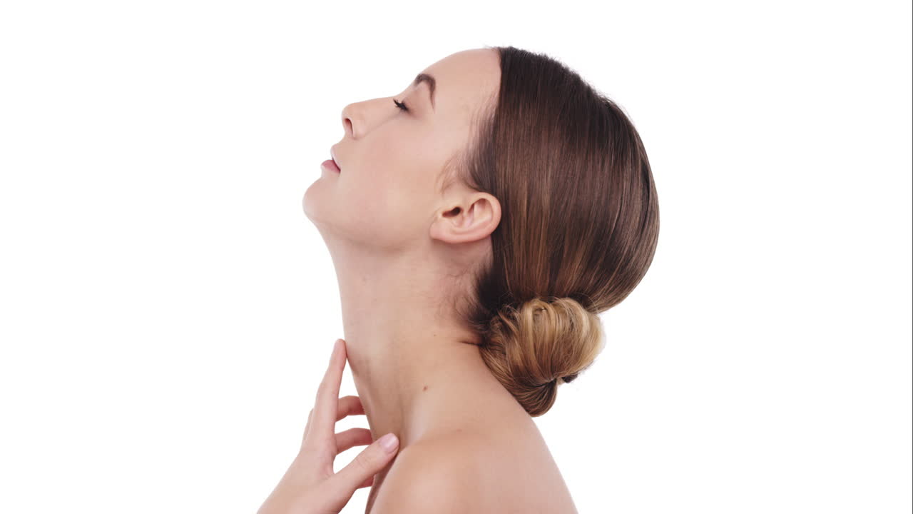 retrato de una mujer tocando un hermoso rostro en cámara lenta concepto de cuidado de la piel sobre un fondo blanco